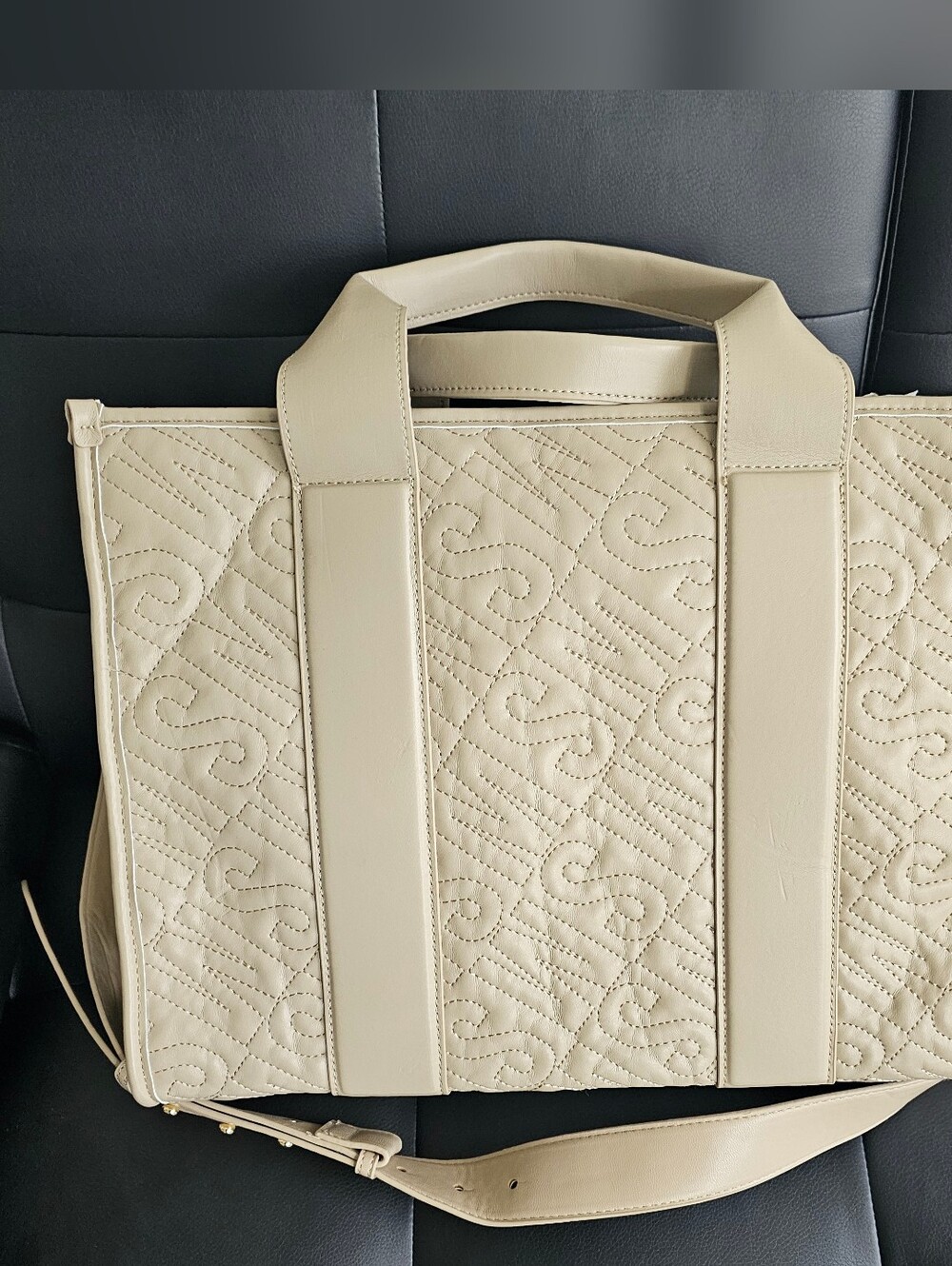 BNWT Beige Quilted Tote Bag with Chain and Adjustable Strap - Picture 2 of 10